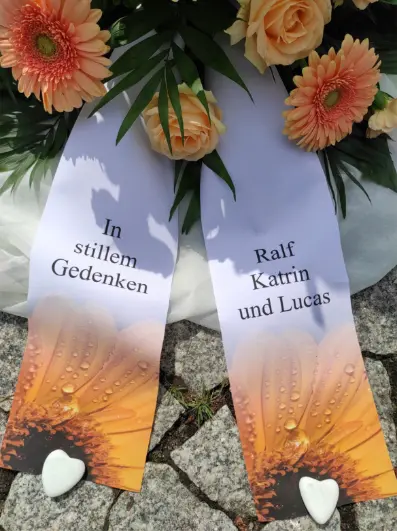 Schleife mit Gerbera orange, Solor Bestattungen